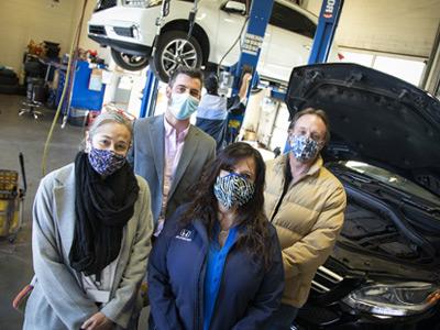 肯•迈尔斯, CCC faculty; Mimi Vessey, parts and service director for Findlay Honda;  Jacob Lundie, general manager for Findlay Honda; and Lisa Blank, dean of Career and Technical 教育 at CCC.